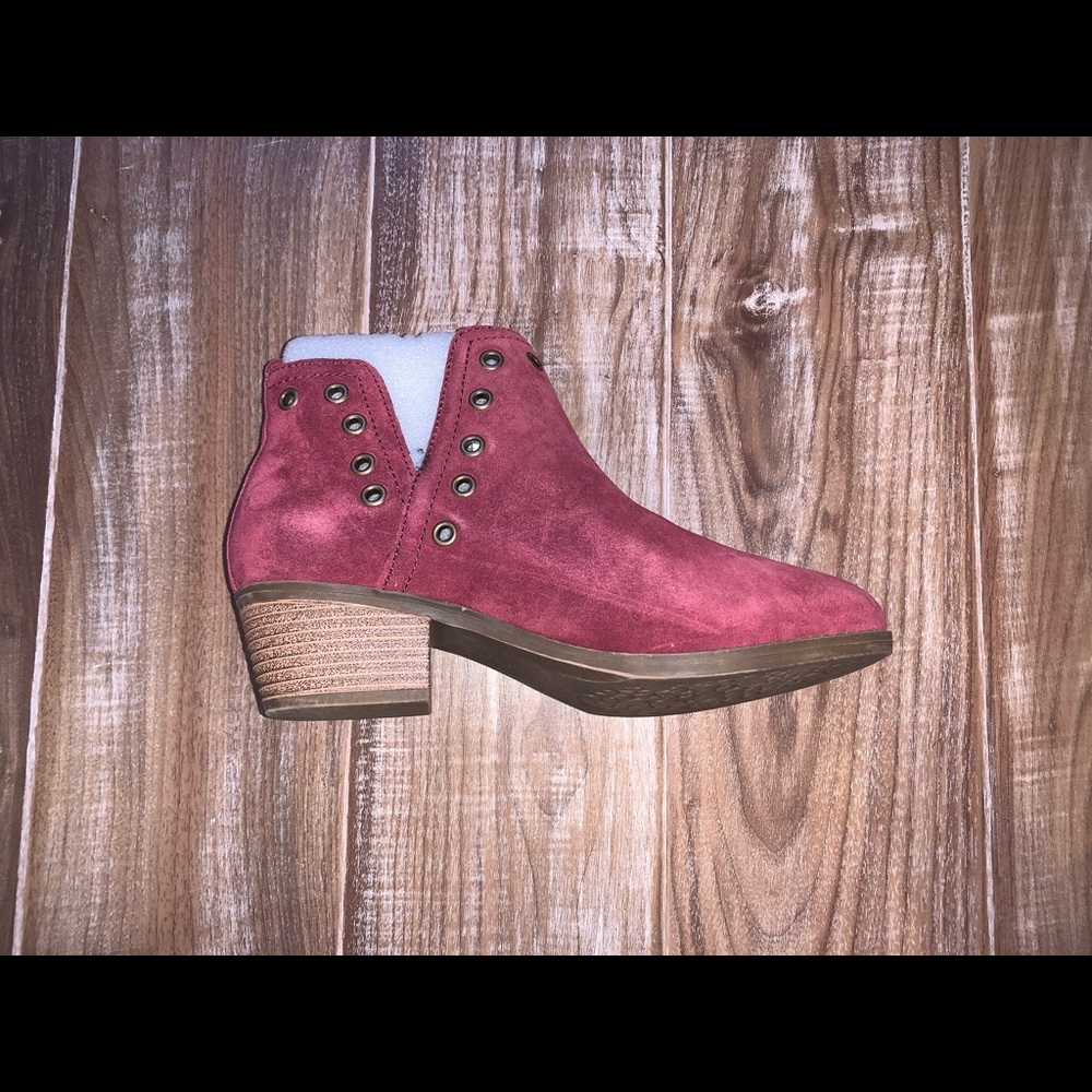 Skechers Burgundy Short Ankle Boot (6.5)